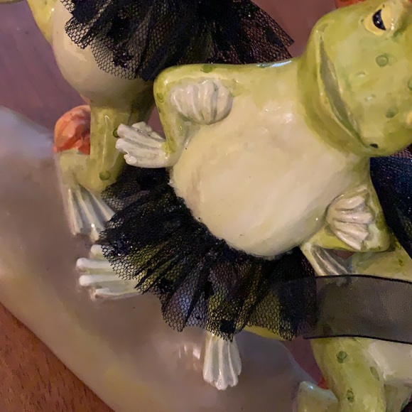 SOLD-Mark Roberts collectibles Dancing Frogs dressed like witches Halloween - Picture 5 of 13